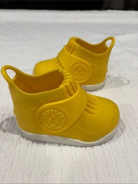 Butler Rockhopper Kids Yellow Overshoes
Size 6 7 8